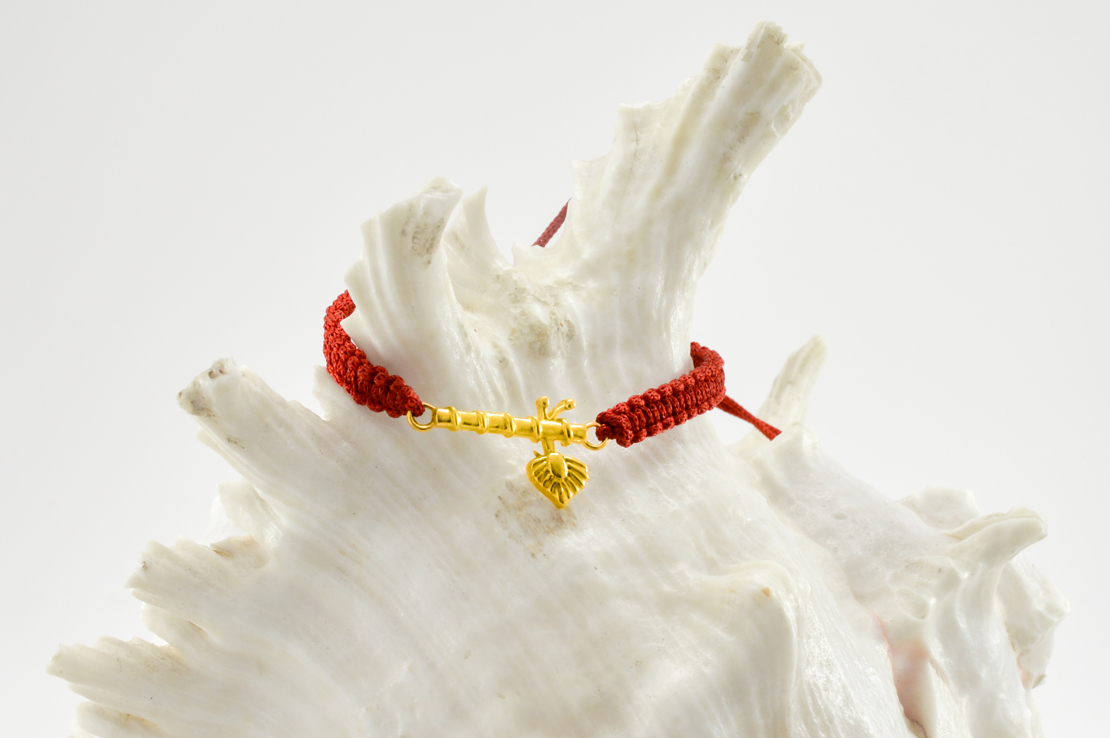 Men - Krishna ji Bansuri 24K Gold - Plated Anti Tarnished Bracelet in Red Cotton Cord - Image 3